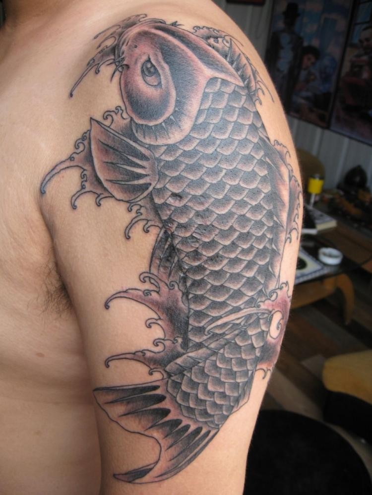 点击大图看下一张：手臂上一款个性的黑白鲤鱼纹身图2