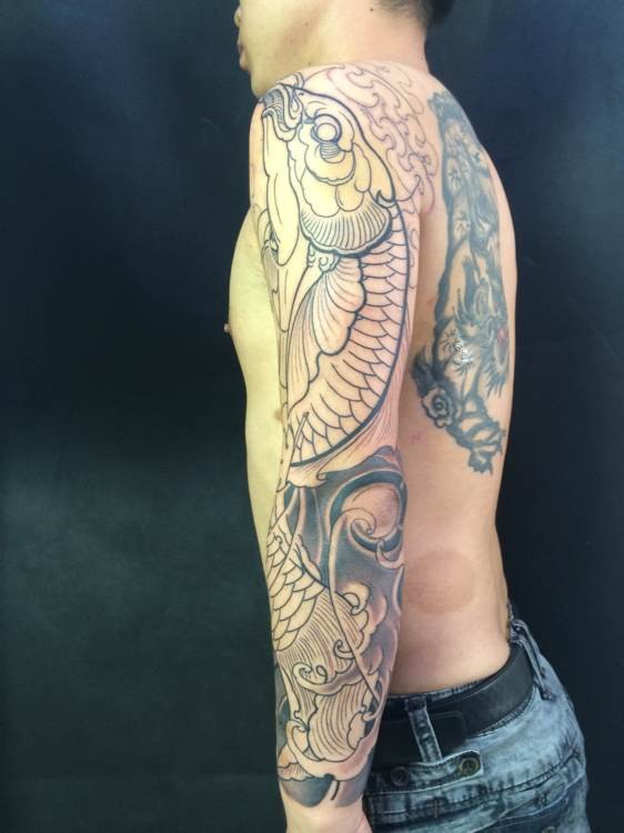 点击大图看下一张：黑白鲤鱼花臂纹身