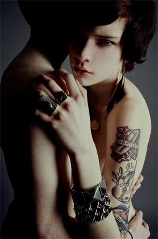 点击大图看下一张：非主流少女的时尚手臂纹身