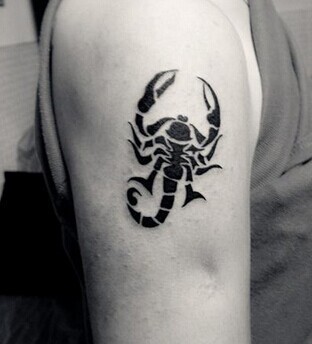 点击大图看下一张：简单有个性的蝎子图腾纹身图3