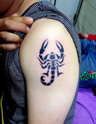 点击大图看下一张：简单有个性的蝎子图腾纹身图7