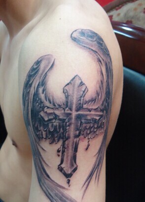 点击大图看下一张：手臂一款带翅膀的十字架刺青
