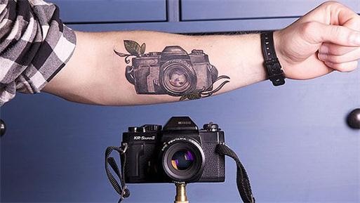 点击大图看下一张：非常有个性的手臂相机纹身图2