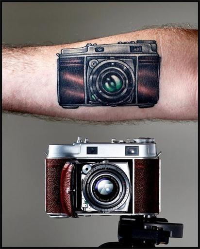 点击大图看下一张：非常有个性的手臂相机纹身图4