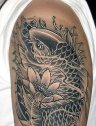 帅气时尚的黑白鲤鱼纹身
