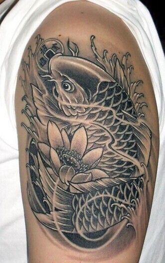 点击大图看下一张：帅气时尚的黑白鲤鱼纹身