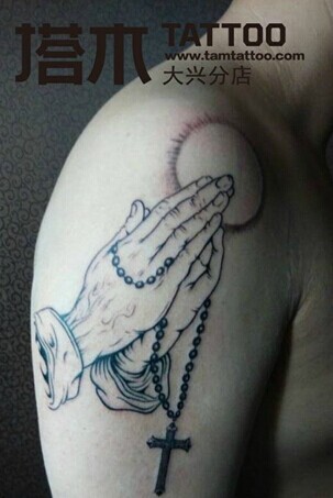 点击大图看下一张：男生手臂祈祷纹身图案