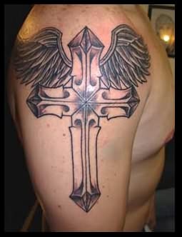 点击大图看下一张：大臂上时尚的十字架纹身图2