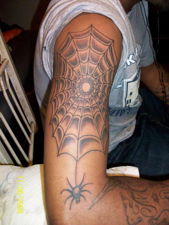 点击大图看下一张：手臂帅气的蜘蛛结网纹身