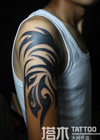 点击大图看下一张：男孩手臂大气图腾纹身