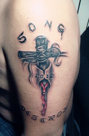 点击大图看下一张：大臂上带血的十字架纹身图2