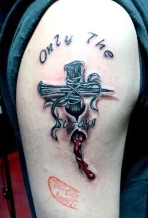 点击大图看下一张：大臂上带血的十字架纹身