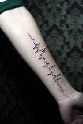 点击大图看下一张:时尚简洁的手臂心电图纹身图10