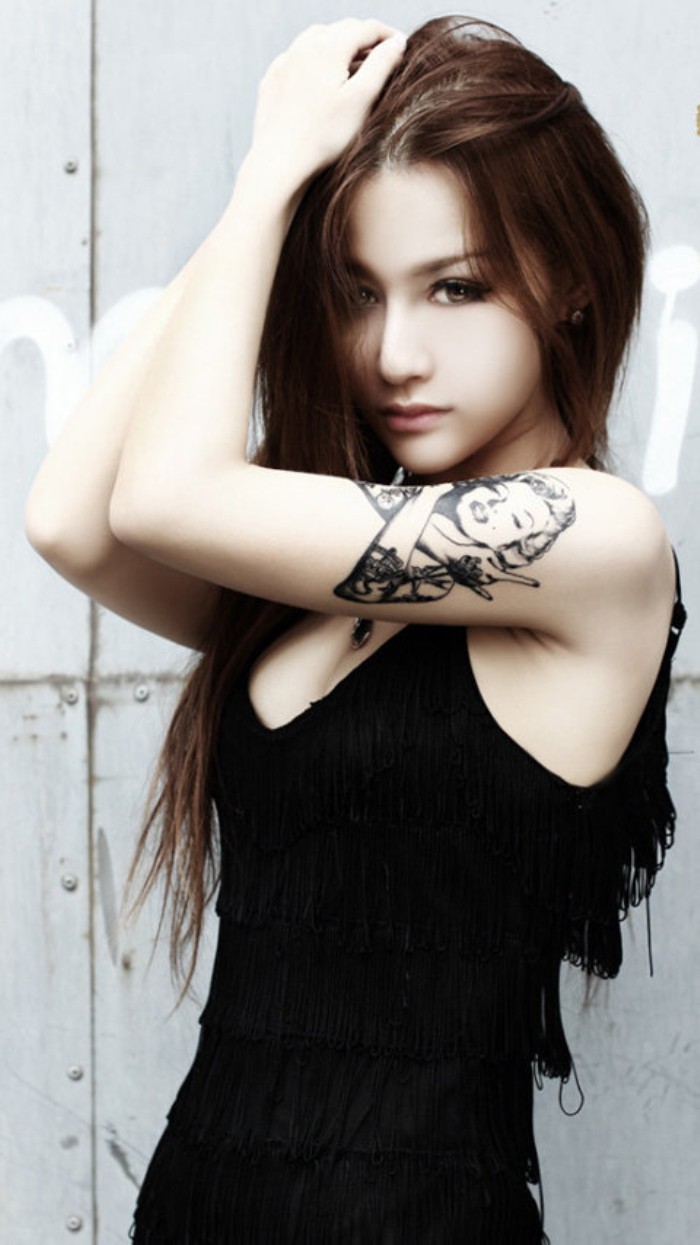 点击大图看下一张：游走在时尚界的纹身美女图2