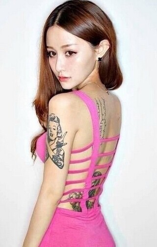 点击大图看下一张：游走在时尚界的纹身美女图3