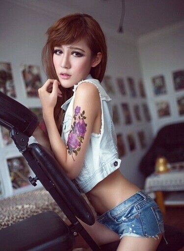 点击大图看下一张：游走在时尚界的纹身美女图7