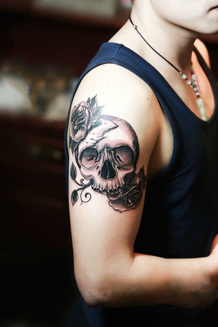 点击大图看下一张：大臂上时尚炫酷的骷髅纹身