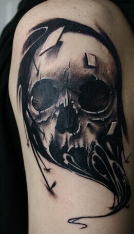 点击大图看下一张：大臂上时尚炫酷的骷髅纹身图4