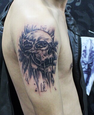 点击大图看下一张：大臂上时尚炫酷的骷髅纹身图5