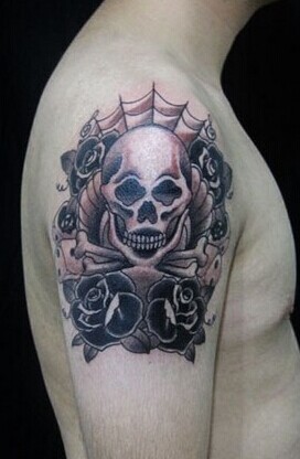 点击大图看下一张：大臂上时尚炫酷的骷髅纹身图7