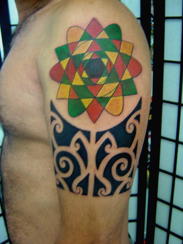 点击大图看下一张：手臂上简洁的玛雅图腾纹身
