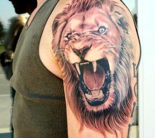 点击大图看下一张：手臂霸气的狮子刺青