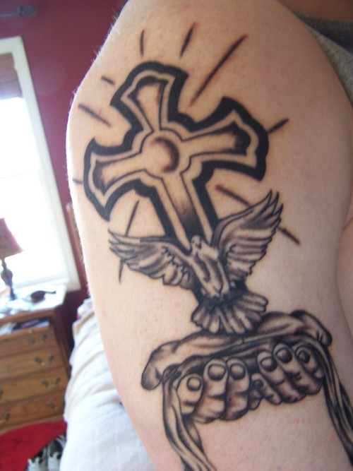 点击大图看下一张：简单时尚的手臂十字架刺青