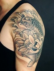 时尚漂亮的黑白鲤鱼纹身