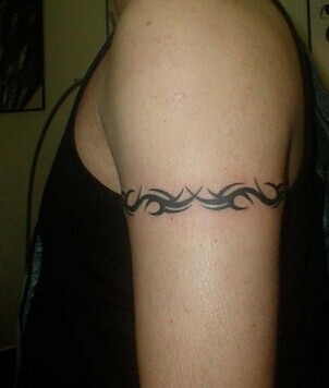 点击大图看下一张:简单炫酷的图腾臂环纹身图7