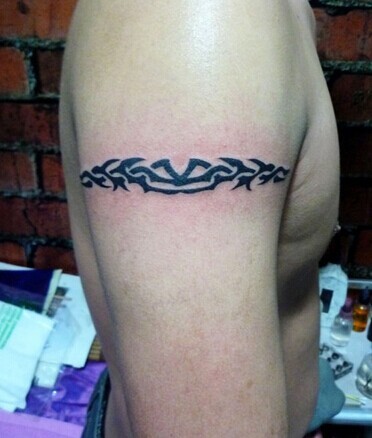 点击大图看下一张：简单炫酷的图腾臂环纹身图6