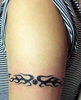 点击大图看下一张:简单炫酷的图腾臂环纹身图8