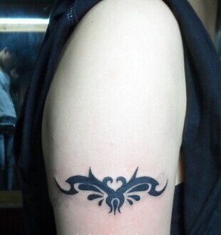 点击大图看下一张:简单炫酷的图腾臂环纹身图9