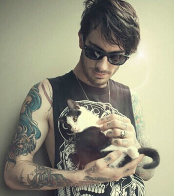 点击大图看下一张：纹身男人和他的宠物