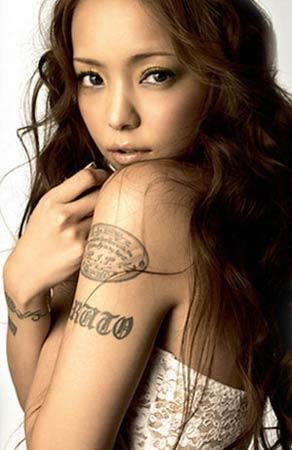 点击大图看下一张：日本女星安室奈美惠的手臂纹身图4
