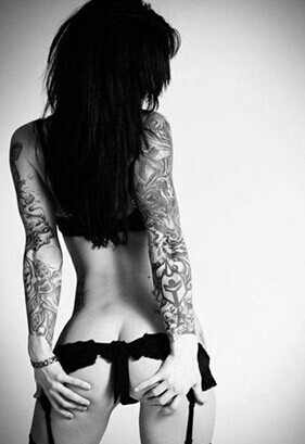 点击大图看下一张:性感时尚的美女花臂纹身图13