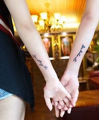 点击大图看下一张：时尚清新的麒麟手臂英文刺青图7