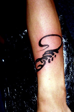 点击大图看下一张：简单时尚的蝎子图腾纹身图3