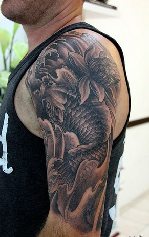 点击大图看下一张：大臂帅气的黑白鲤鱼纹身