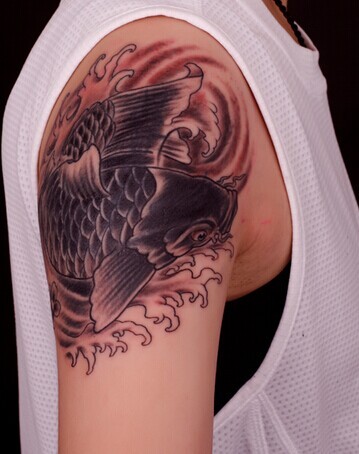 点击大图看下一张：大臂帅气的黑白鲤鱼纹身图2
