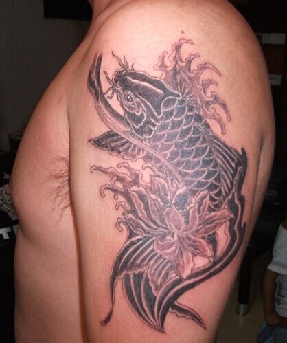点击大图看下一张：大臂帅气的黑白鲤鱼纹身图3