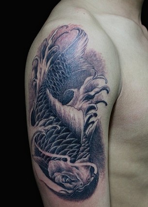 点击大图看下一张：大臂帅气的黑白鲤鱼纹身图4
