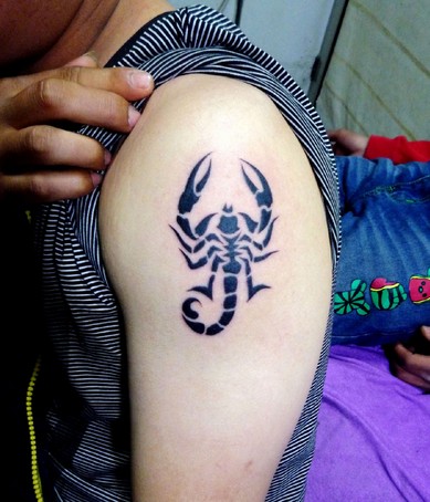 点击大图看下一张：胳膊上好看的蝎子图腾刺青