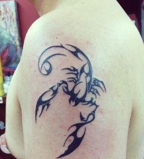 点击大图看下一张:胳膊上好看的蝎子图腾刺青图2