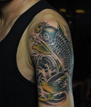 点击大图看下一张：黑白金典的鲤鱼纹身图5