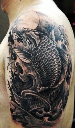 点击大图看下一张：黑白金典的鲤鱼纹身图4