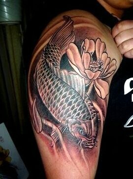 点击大图看下一张:黑白金典的鲤鱼纹身图6