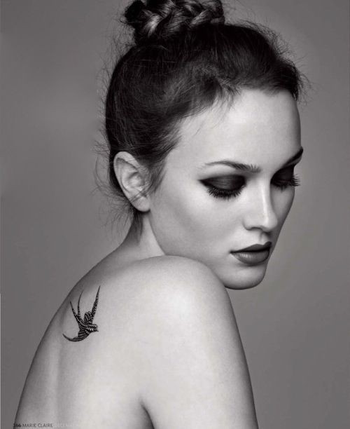 点击大图看下一张：美女肩部性感的鸽子纹身图案图4