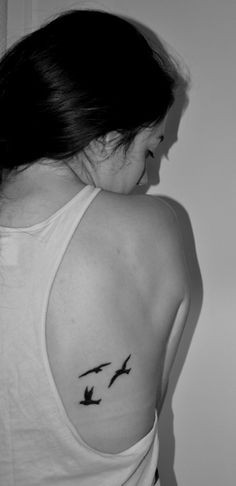 点击大图看下一张：美女肩部性感的鸽子纹身图案图5