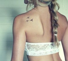 点击大图看下一张：美女肩部性感的鸽子纹身图案图2