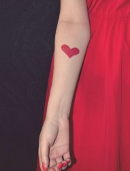 手臂上漂亮的心形纹身图案